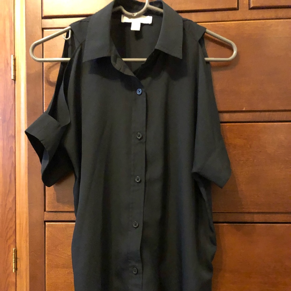 Implement black blouse with cut out shoulders